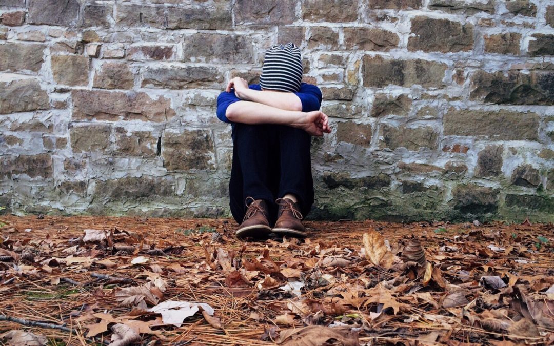 Smutek, złość, wycofanie – co robić, gdy dotykają nastolatka?